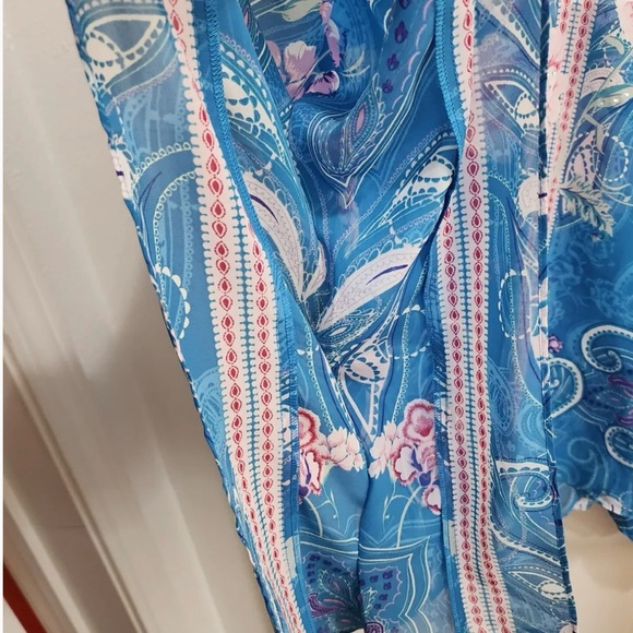 NWT Belle by Kim Gravel blue floral top Medium - Picture 6 of 7